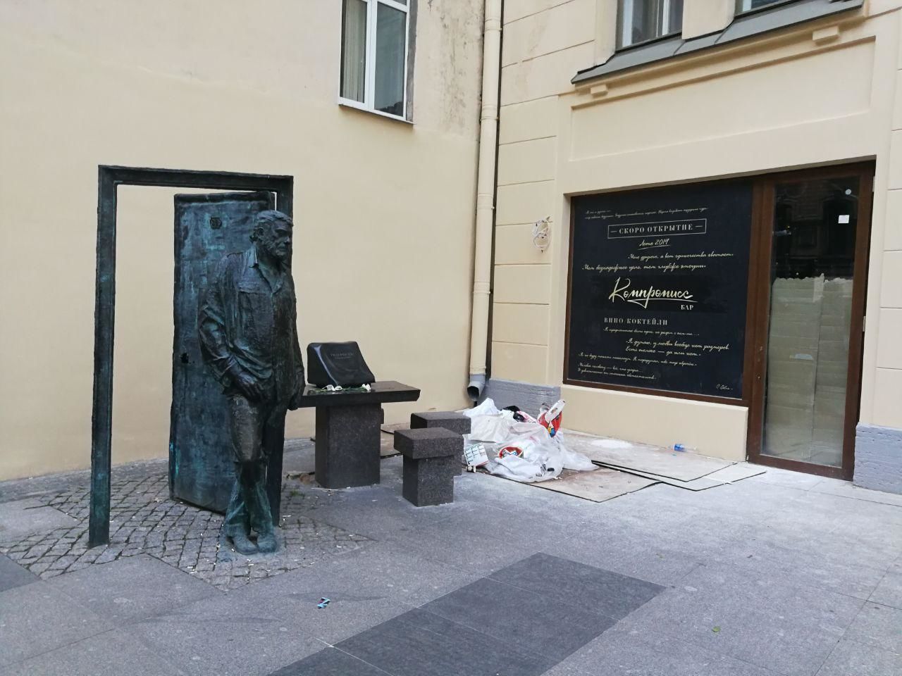 У памятника Сергею Довлатову на улице Рубинштейна убрали стихийную свалку