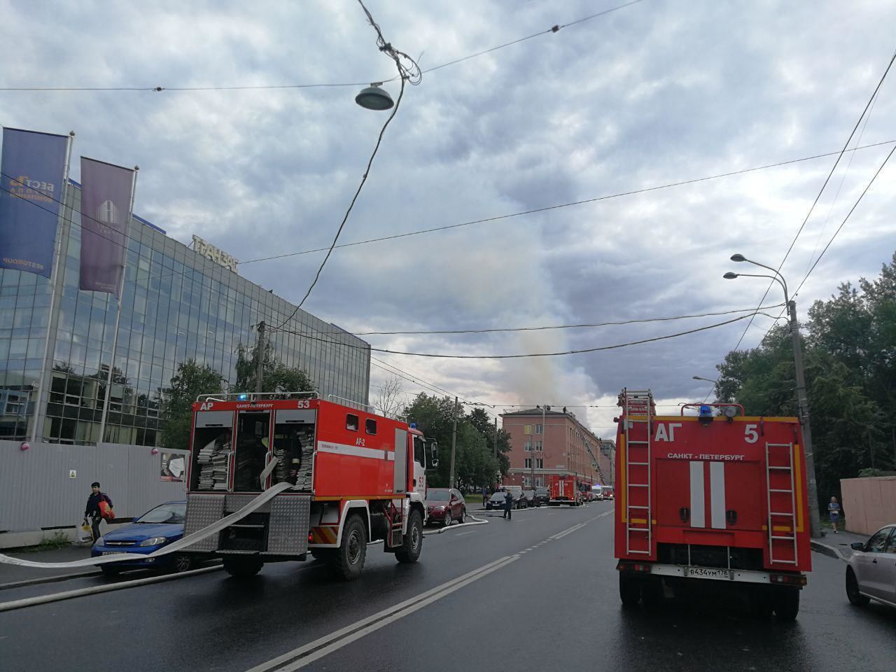 Из горящего бизнес-центра на Васильевском эвакуировали 550 человек