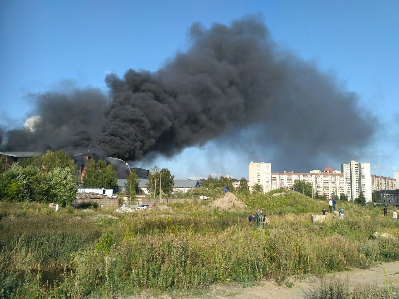 Жуткое зрелище: появилось видео с разгорающегося пожара на Складской