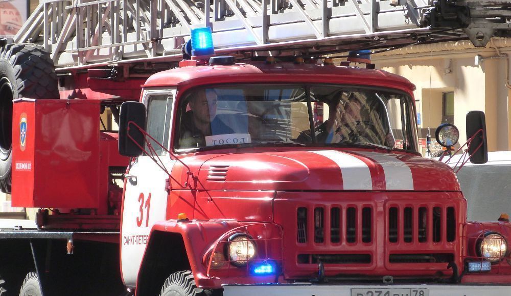 Пожар на Складской улице в Петербурге тушили до 8 утра 