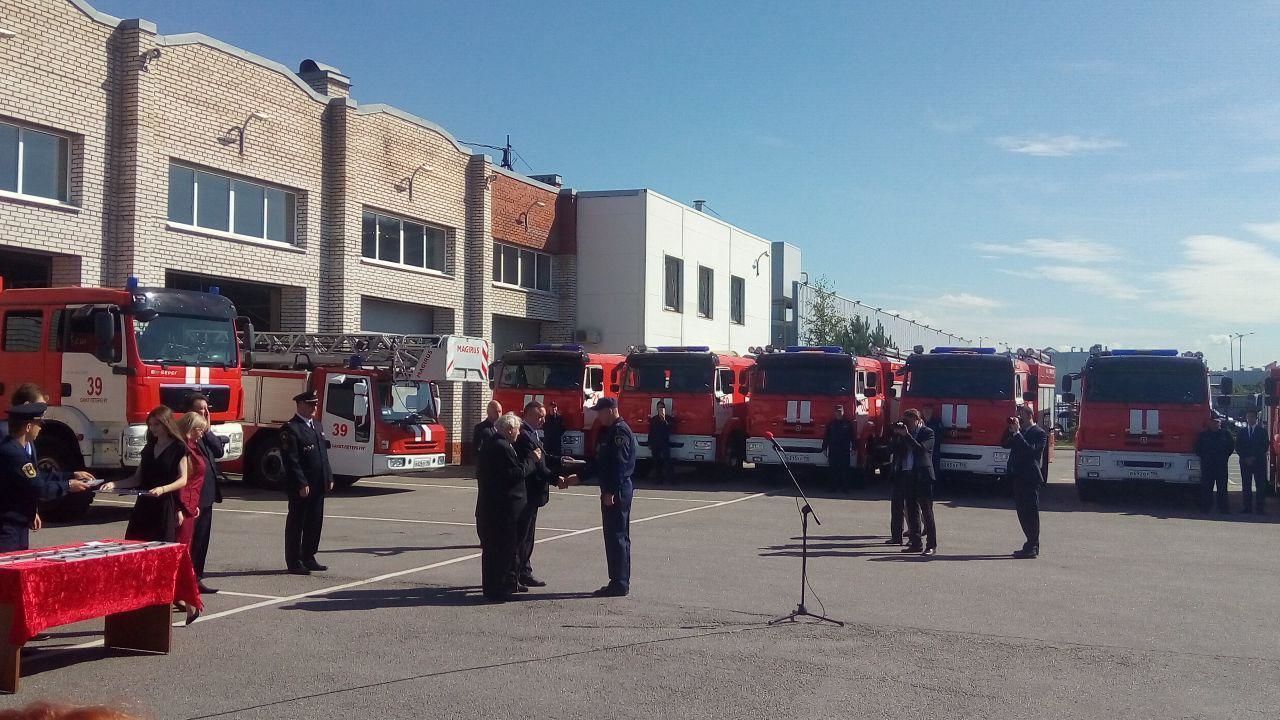 Петербургские пожарные получили новую технику