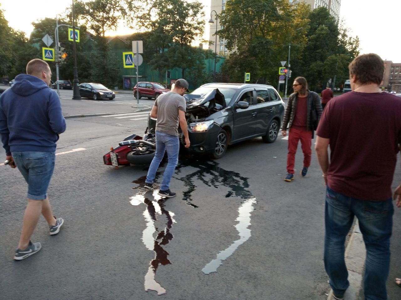 Видео: жуткая авария с участием мотоциклиста произошла на Васильевском