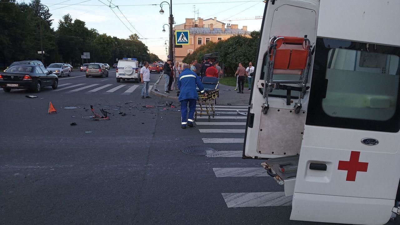 Видео: жуткая авария с участием мотоциклиста произошла на Васильевском