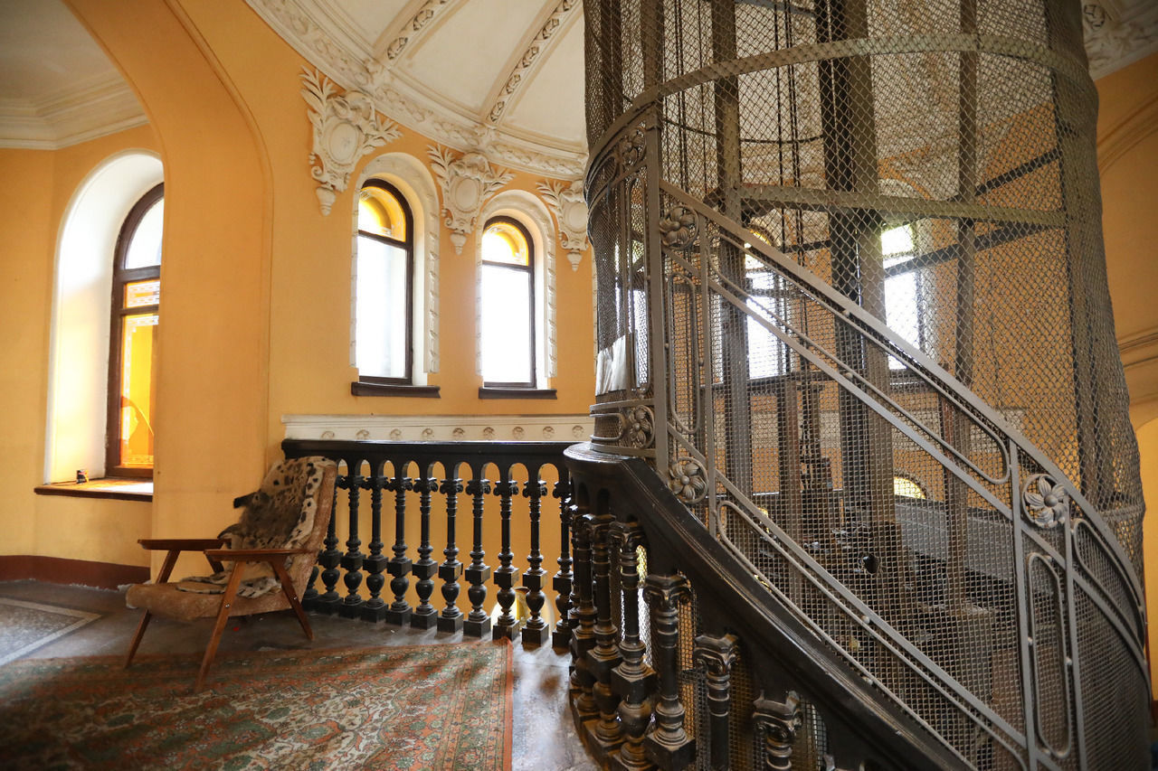 Деньги на ремонт: жители дома Елисеевых сделали вход для туристов платным