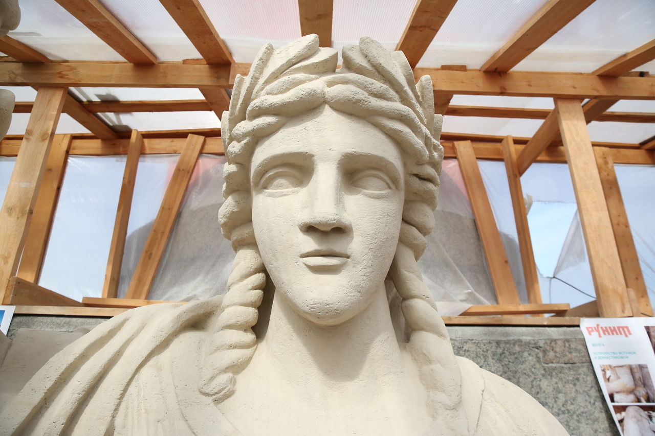 Реставрация четырех скульптур Ростральных колонн завершится в середине сентября 