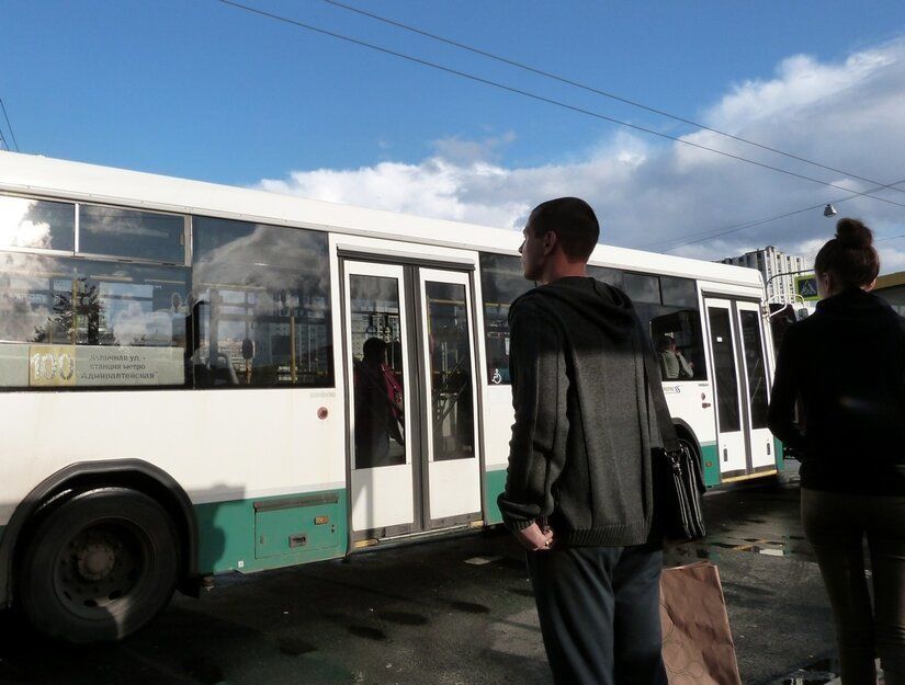 «Культурные маршруты»: в Петербурге увеличилось число автобусов с аудиогидами