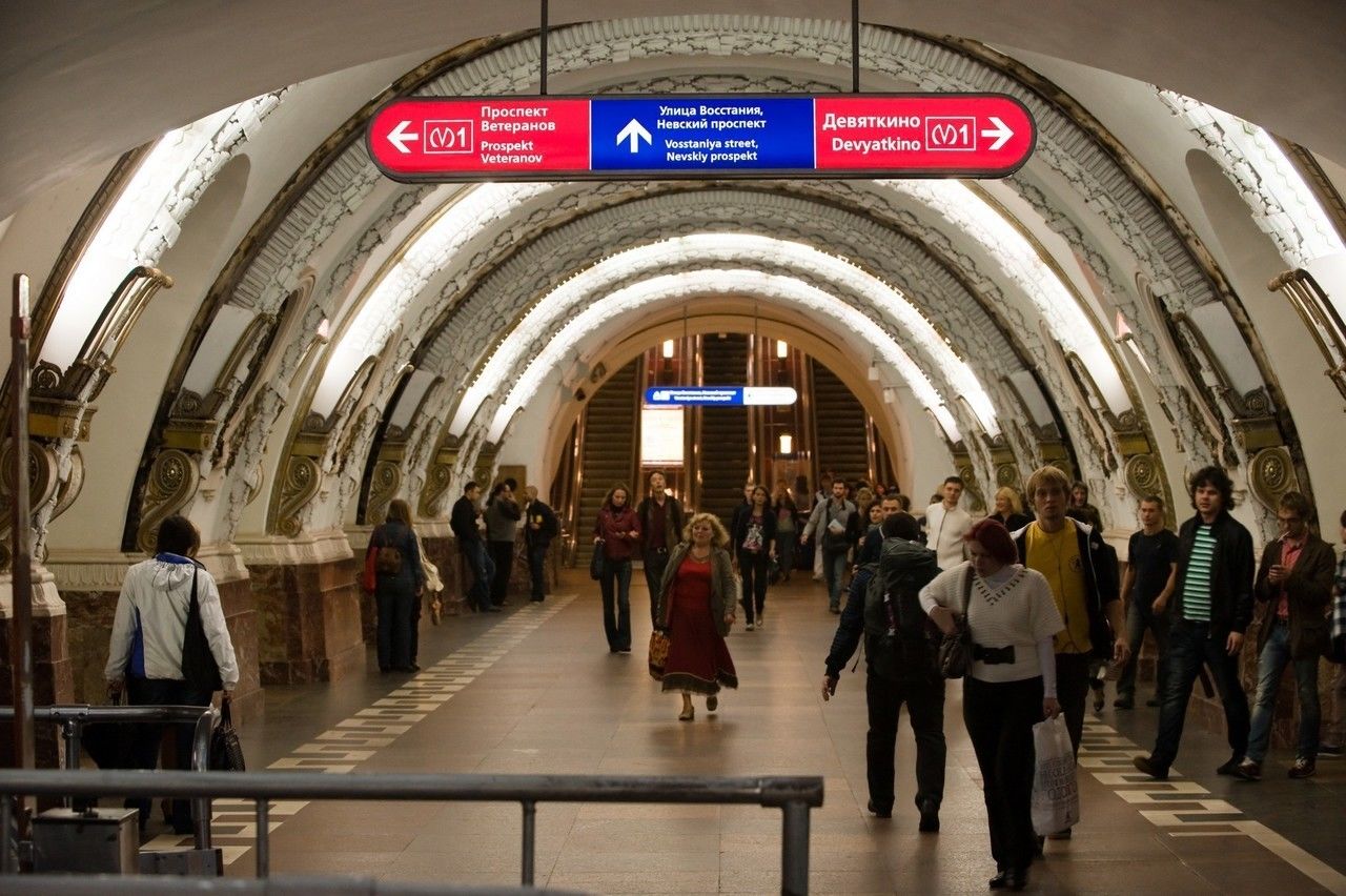 Утром на вход и выход закрыли станцию метро «Маяковская»