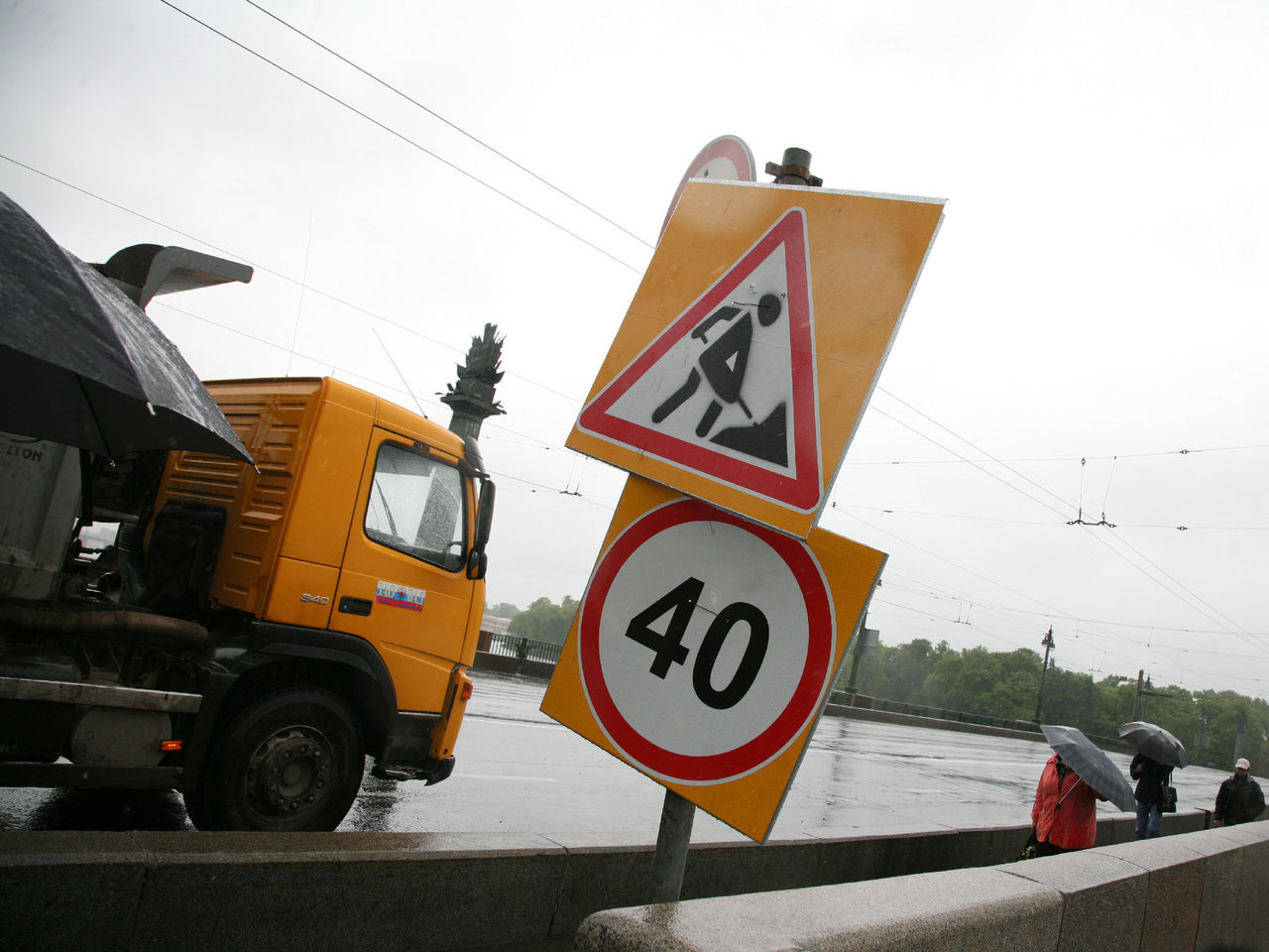 Автомобилистов Петербурга предупредили о новых ограничениях движения 