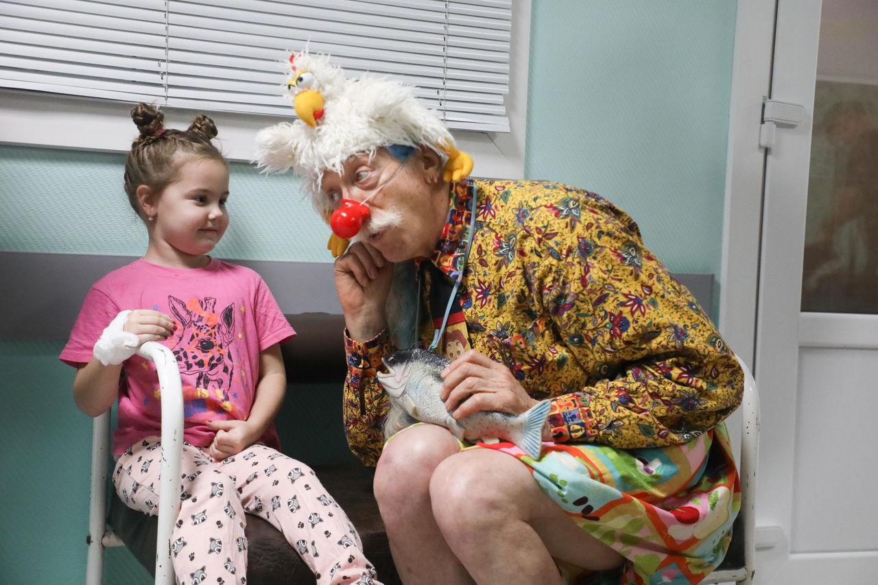 Семейка Адамса: больничный клоун с друзьями побывал в Филатовской больнице