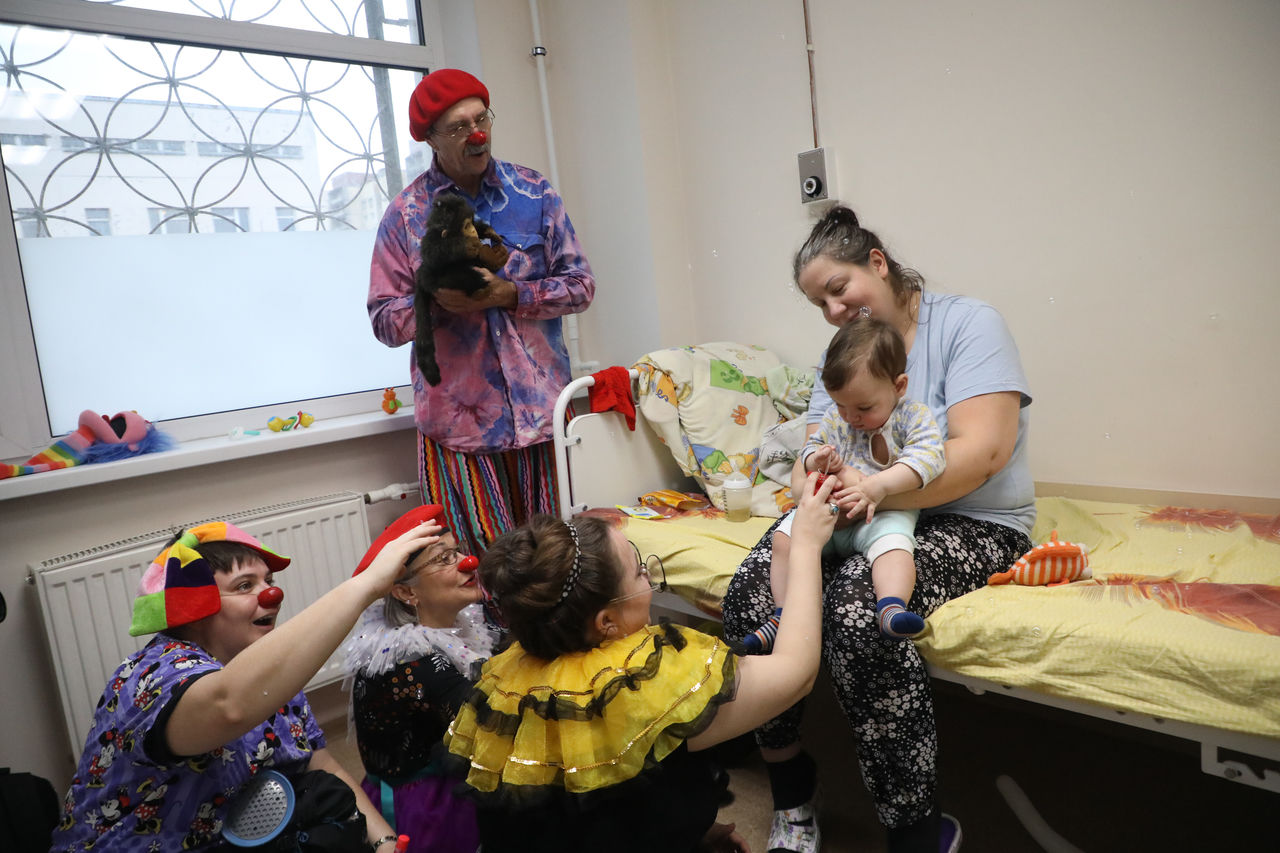 Семейка Адамса: больничный клоун с друзьями побывал в Филатовской больнице