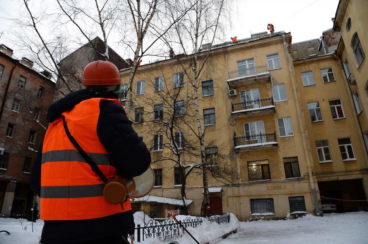 Сбивать сосульки в Приморском районе будут при помощи автовышки