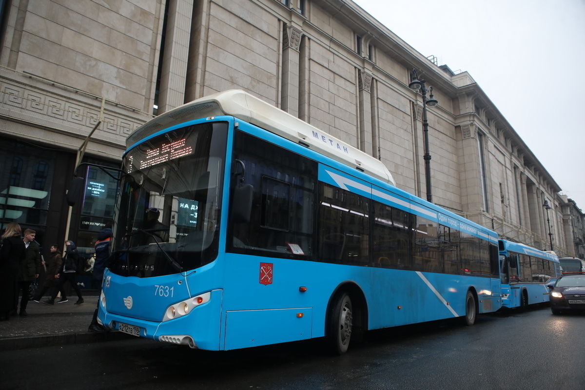 Петербуржцы подтвердили свой выбор лазурного цвета автобусов