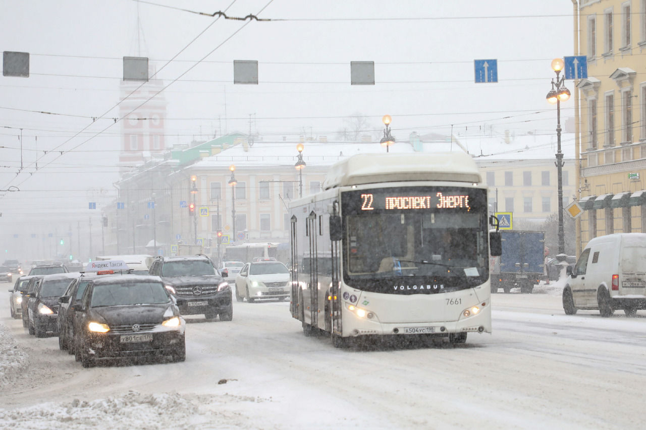 Начало рабочей недели в Петербурге будет снежной 