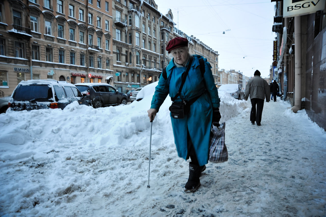 В Выборгском районе Петербурга на уборку снега вышли 396 дворников 