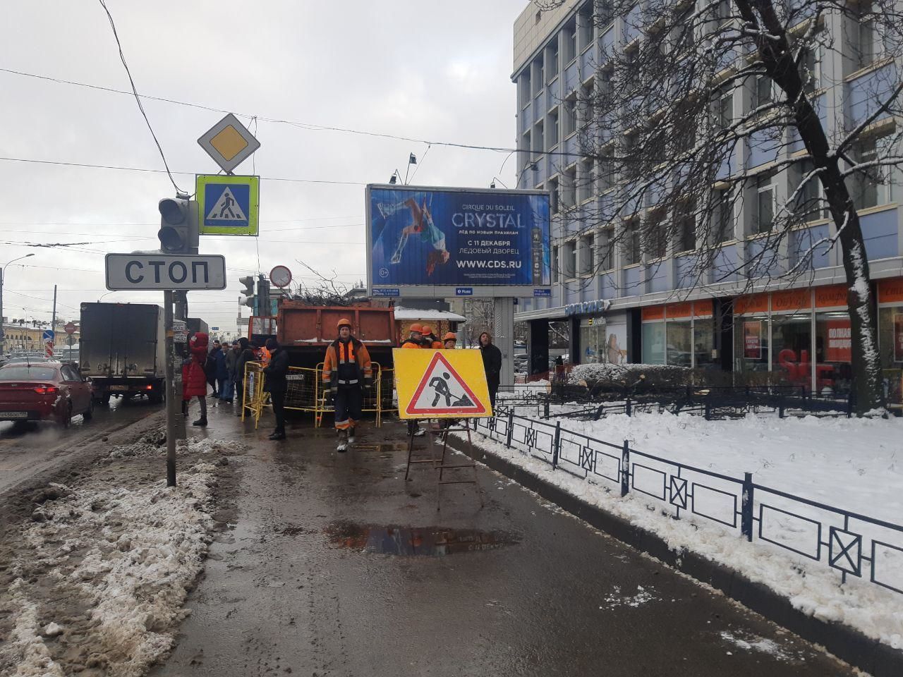 На Обводном канале прорвало трубу с холодной водой