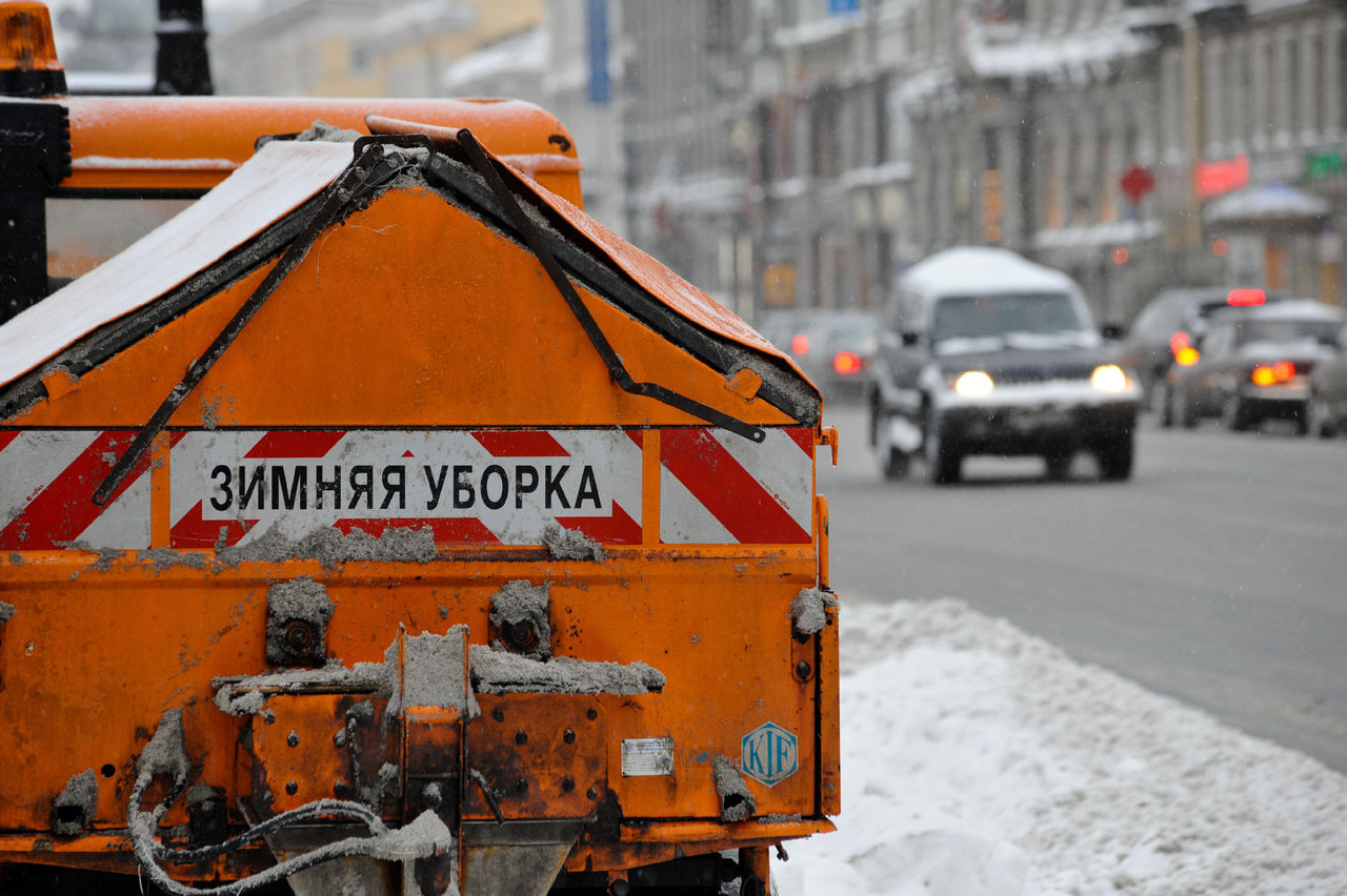 Во время ночного снегопада КАД расчищали 42 дорожные машины