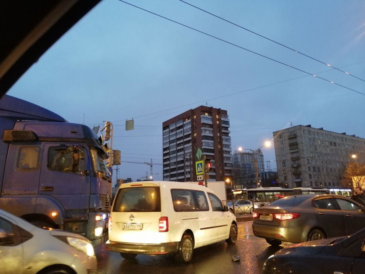 На проспекте Шаумяна дорогу не поделили фура и легковушка