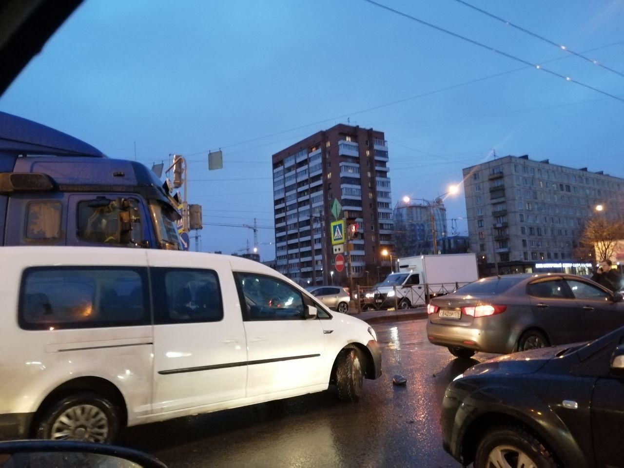 На проспекте Шаумяна дорогу не поделили фура и легковушка