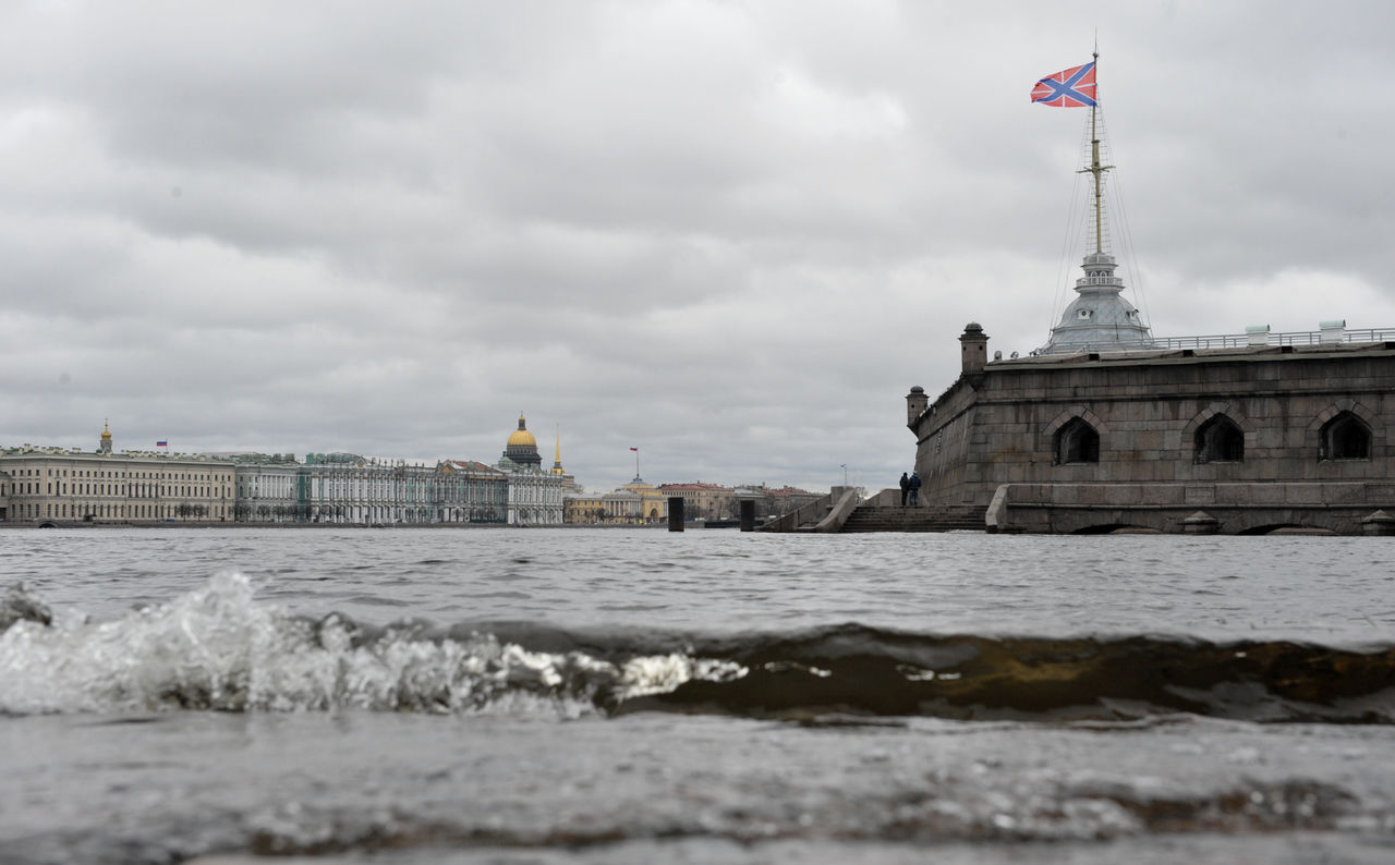 Петербург по-прежнему находится во власти обширного циклонического вихря