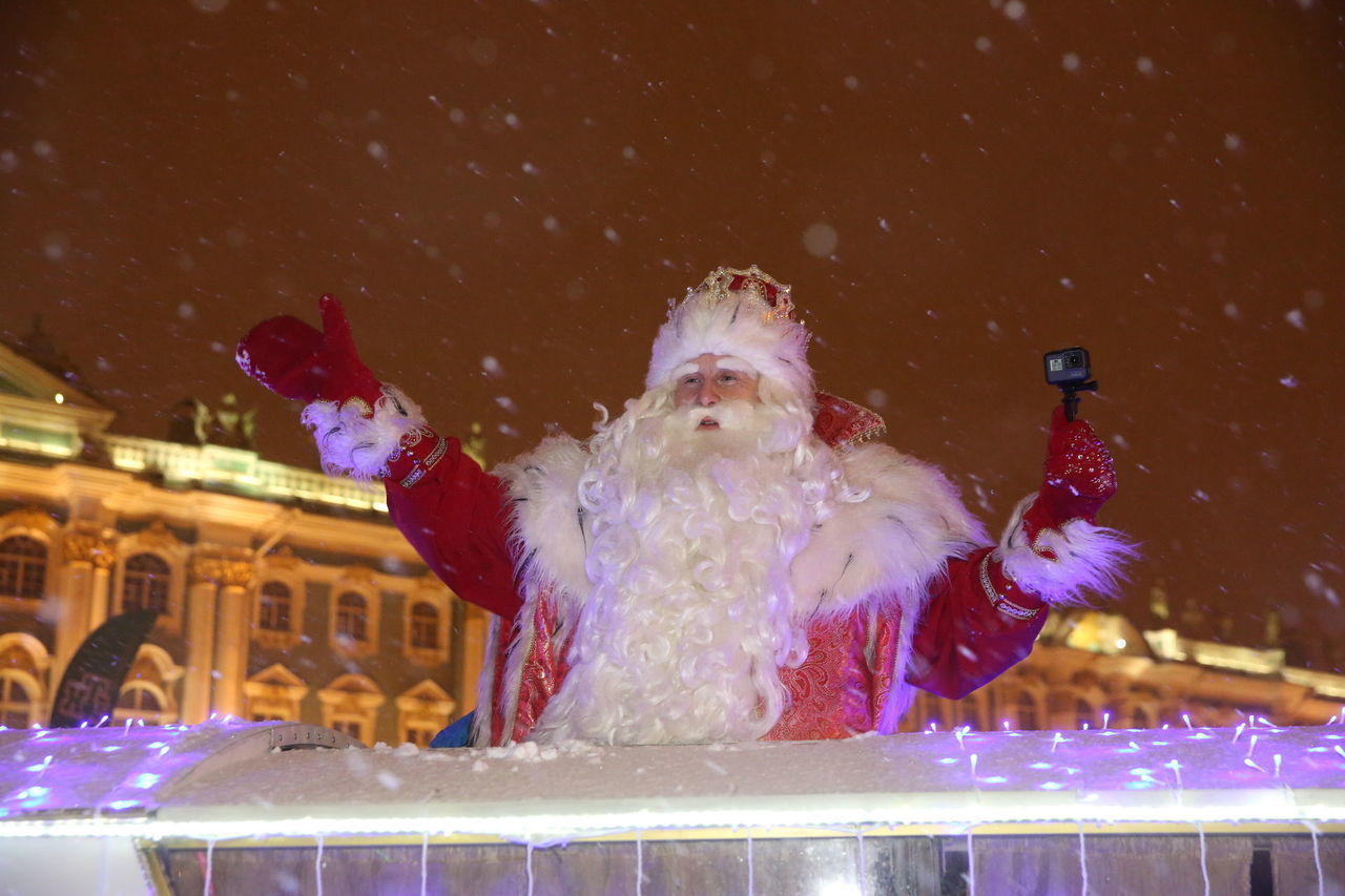 О правилах пересечения железнодорожных переездов автомобилистам напомнит Дед Мороз