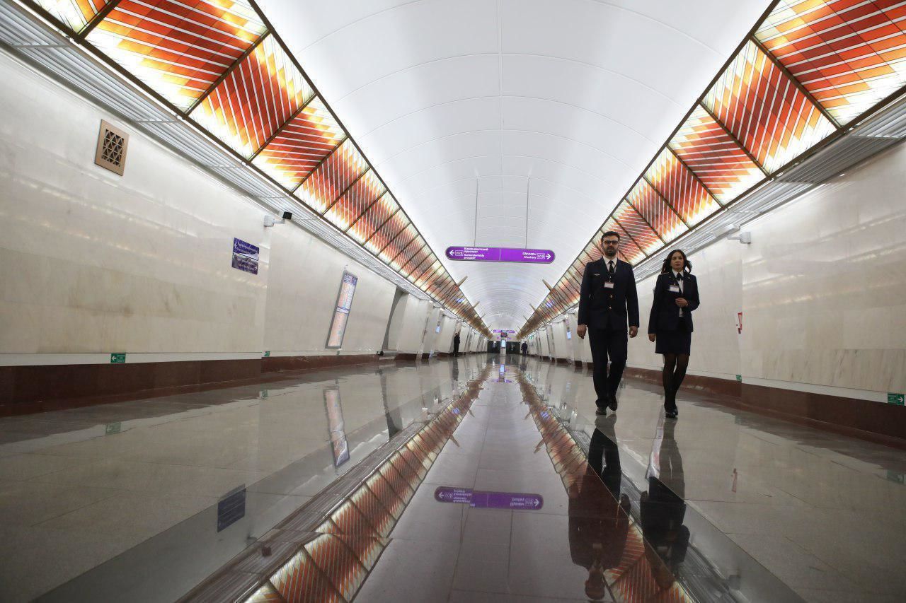 Вместо оригинальных витражей на станции метро «Проспект Славы» поставили реплику