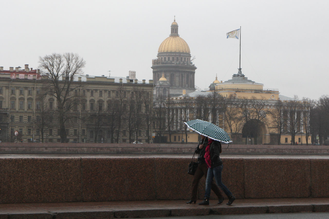 В Петербурге из-за штормового предупреждения закрыли сады и скверы