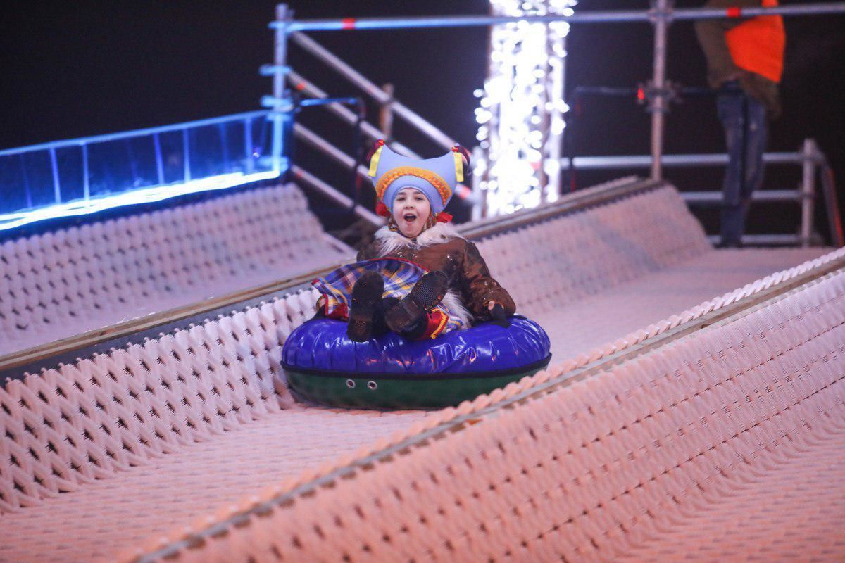 Зимние забавы: на тюбинговой горке в Кронштадте за выходные прокатились две тысячи горожан