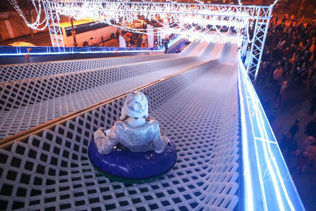 Зимние забавы: на тюбинговой горке в Кронштадте за выходные прокатились две тысячи горожан