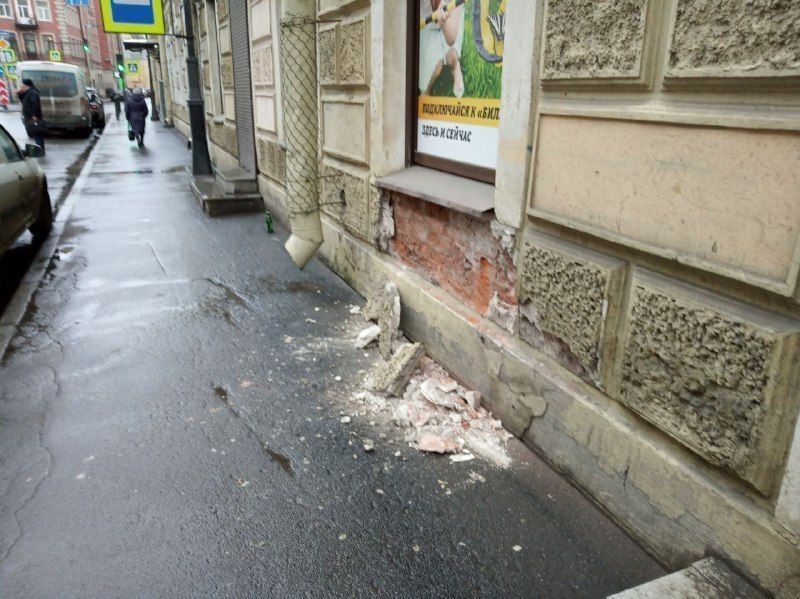 В доме на улице Чапаева обрушилась штукатурка