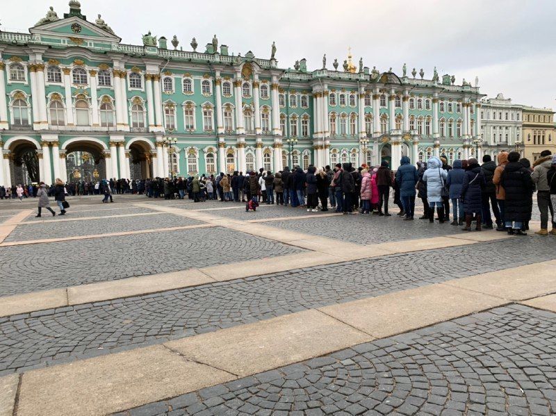 В Русский музей и Эрмитаж выстроились огромные очереди