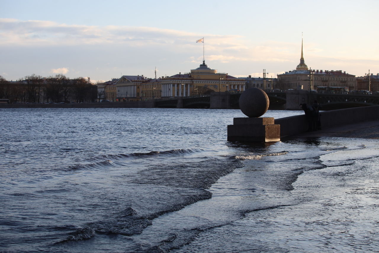 Уровень воды в Неве поднялся до 102 сантиметров