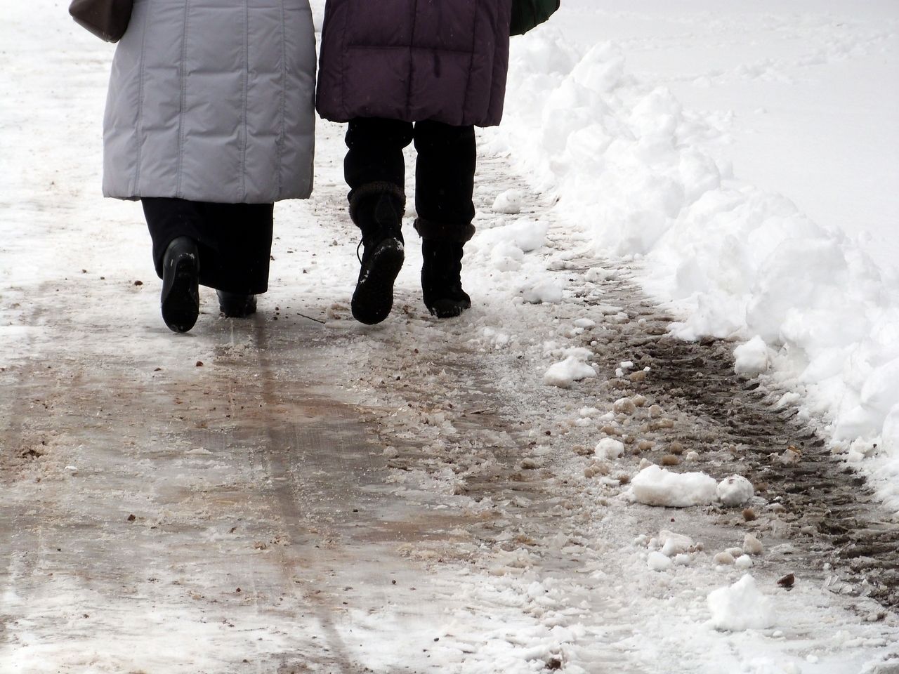 Петербуржцев в среду ждет снег и гололедица 
