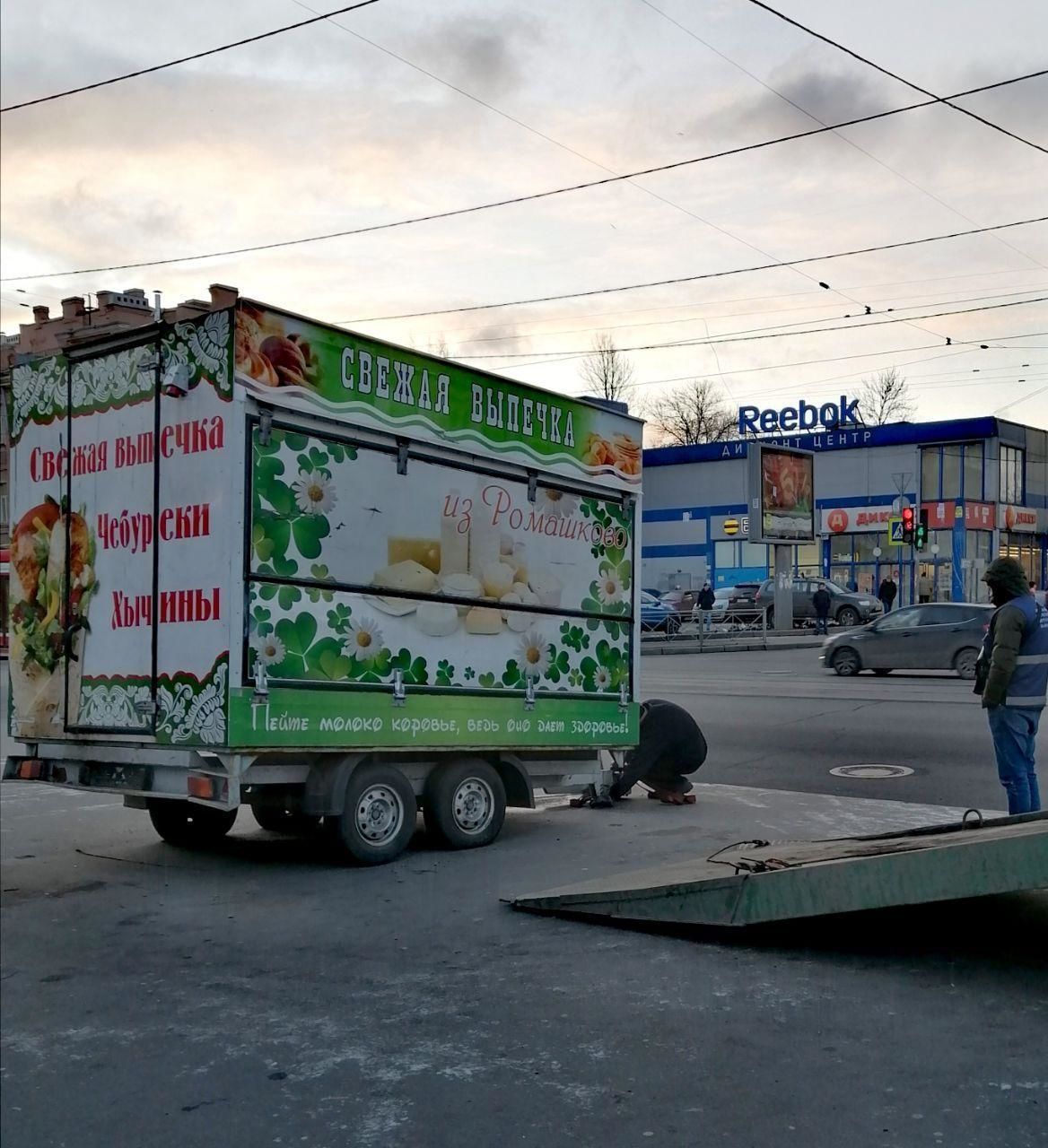 У станции метро «Пролетарская» убирают незаконный фургон с выпечкой