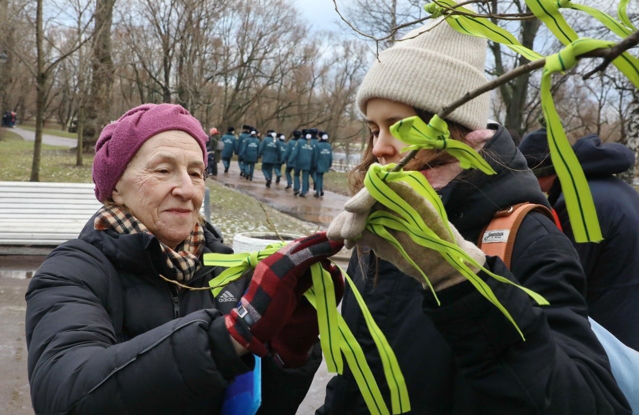 В Парке Победы петербуржцы повязали блокадные ленточки на деревья в память погибших ленинградцах 