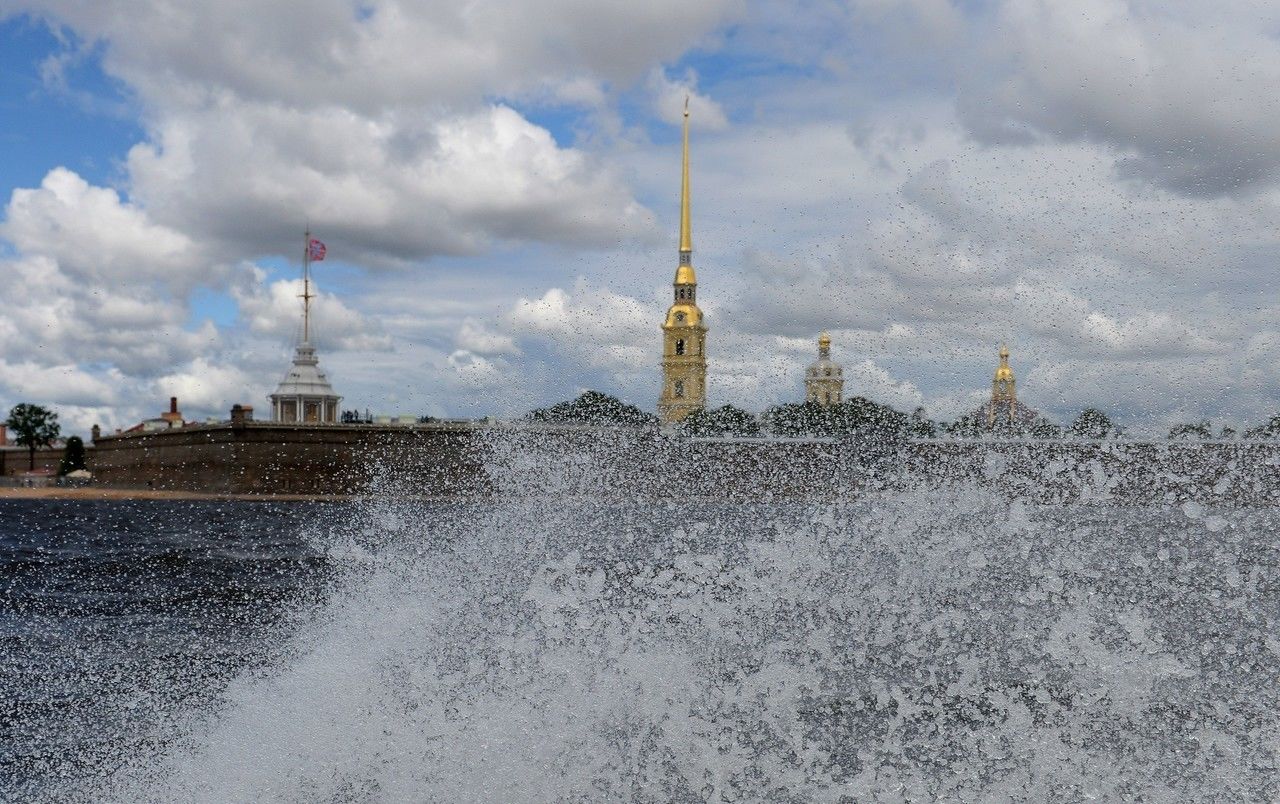 Сегодня в Петербурге бушует сильный ветер