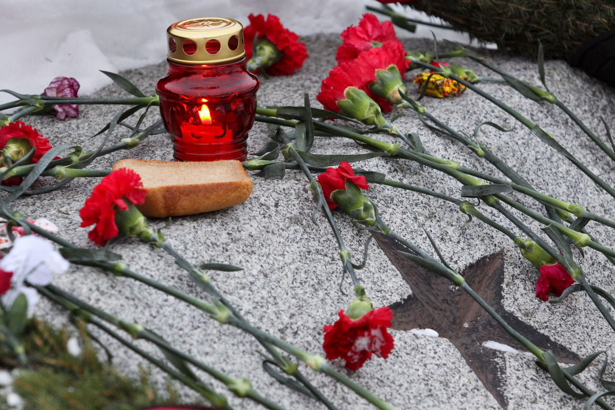 День памяти и скорби блокада ленинграда. Блокада Ленинграда память. Блокада Ленинграда памятники Колпино. Пискаревское кладбище кусочек хлеба блокадный Ленинград. Пискаревское кладбище блокада Ленинграда хлеб.