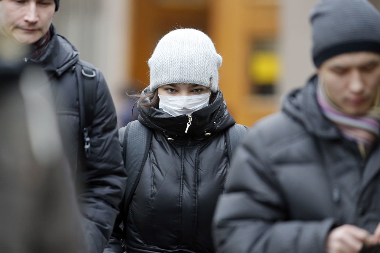 Эксперт озвучил возможный срок появления коронавируса в России 