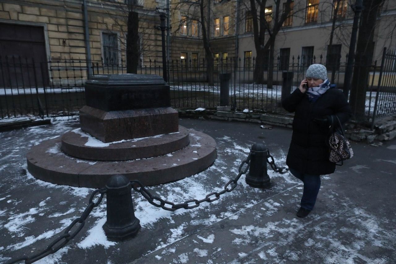 Петербургский художник написал письмо властям города о легализации памятника «Человеку-невидимке» 