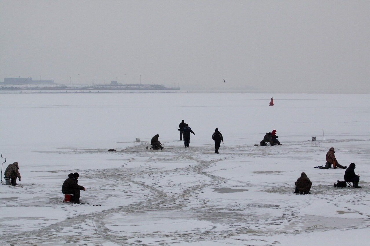 Ходить по тонкому льду: чем опасна зимняя рыбалка