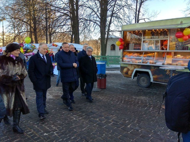 Губернатор поздравил горожан с Масленицей на гуляньях в Кронштадте