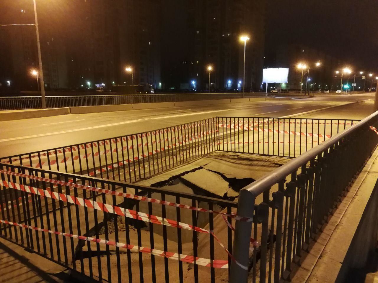 Очевидцы: вечером в воскресенье частично обрушился Славянский мост 