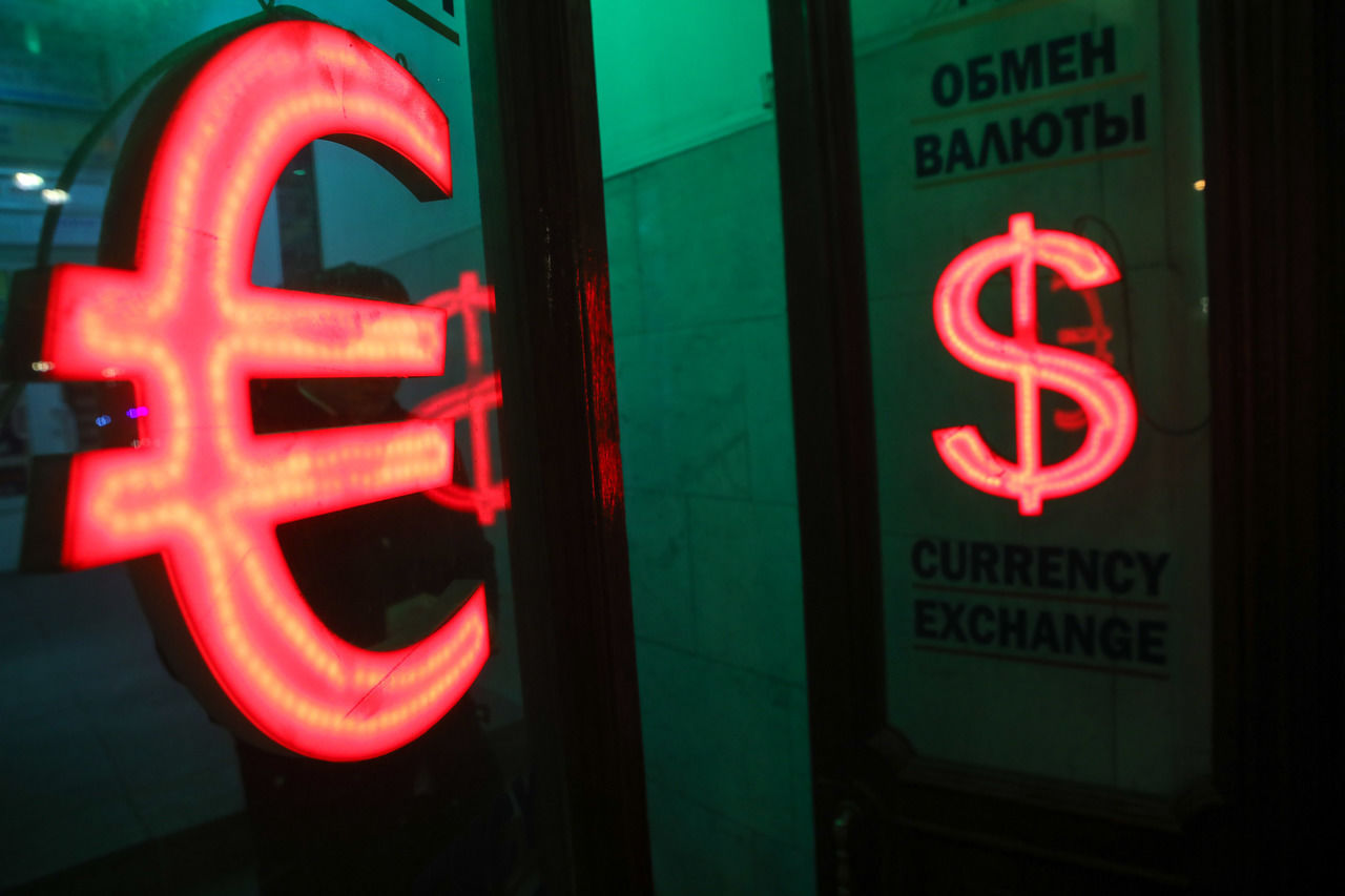 Курс рубля продолжил снижаться после открытия торгов