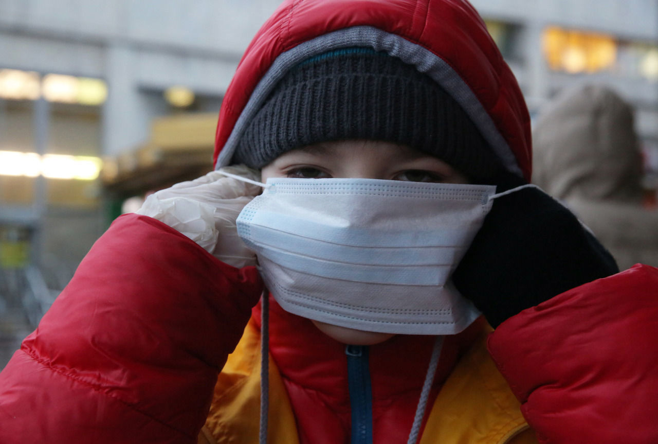 Петербуржцам напомнили, как правильно носить и использовать медицинские маски 