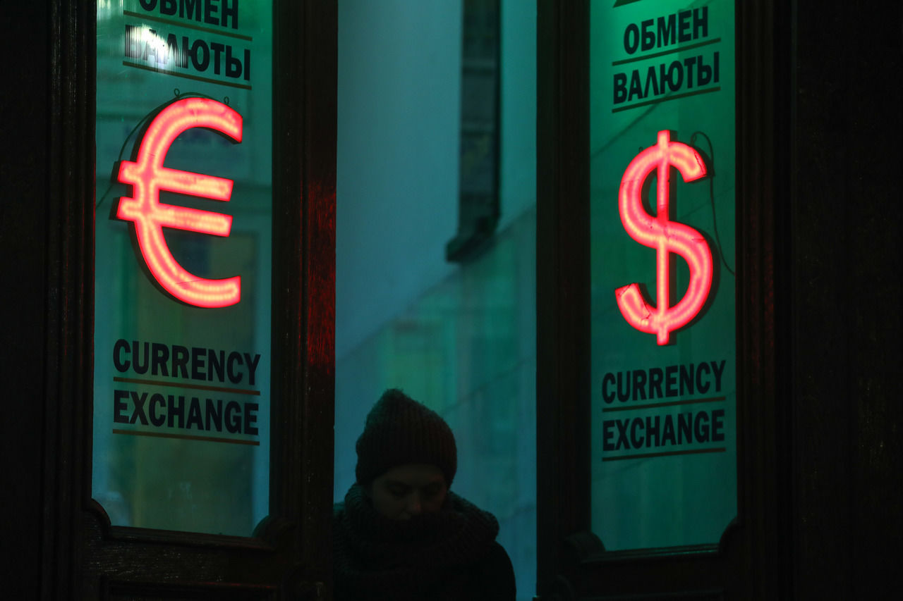 Российские акции растут, доллар и евро падают в цене 