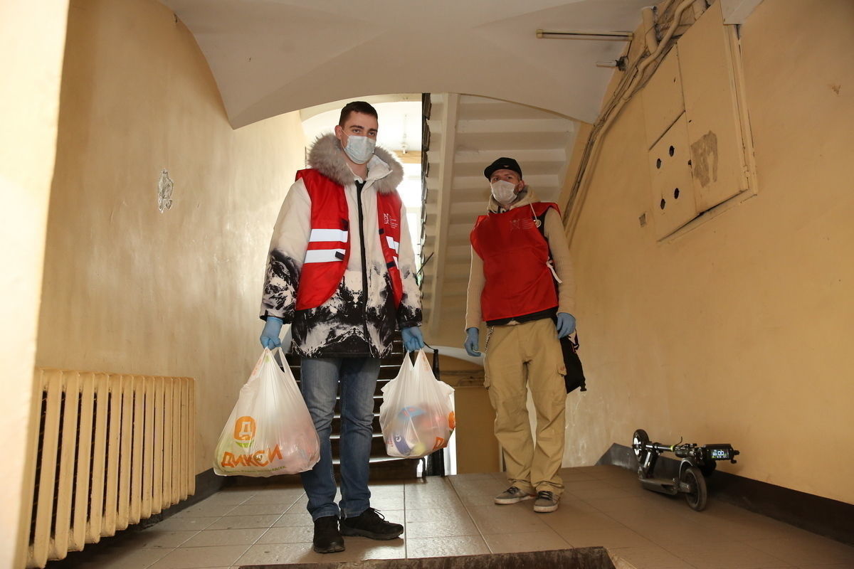 За помощью к волонтерам ежедневно обращаются более восьми тысяч петербуржцев