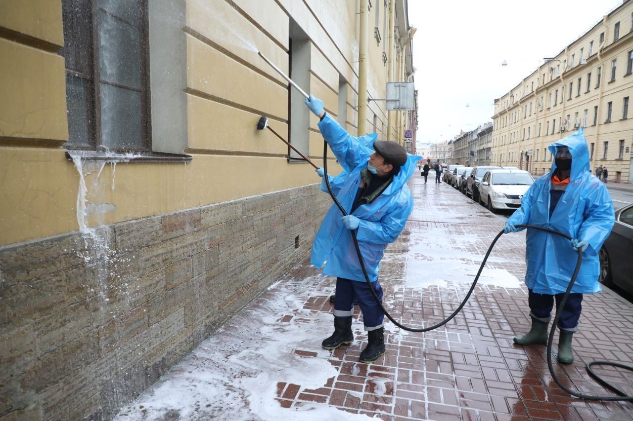 На Шпалерной улице начали мыть фасады домов экологичным шампунем