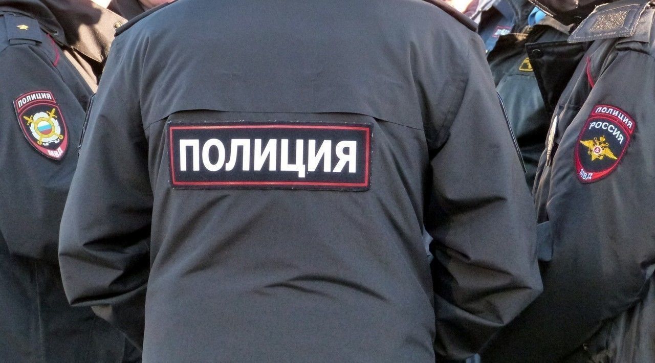 В Тихвине пьяный мужчина набросился на полицейских с отверткой 