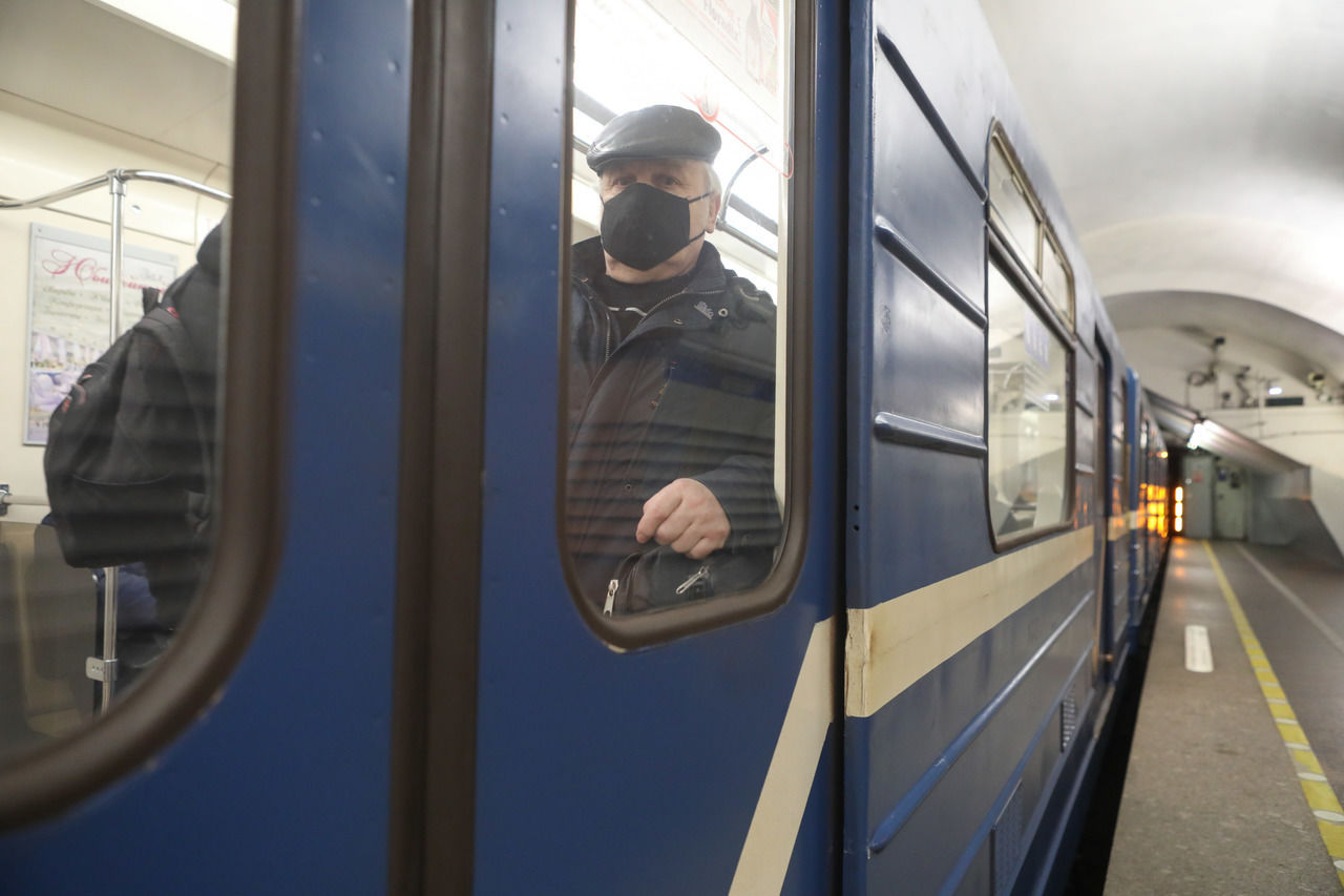 Петербуржцам рекомендовали не снимать медицинские маски в метро 