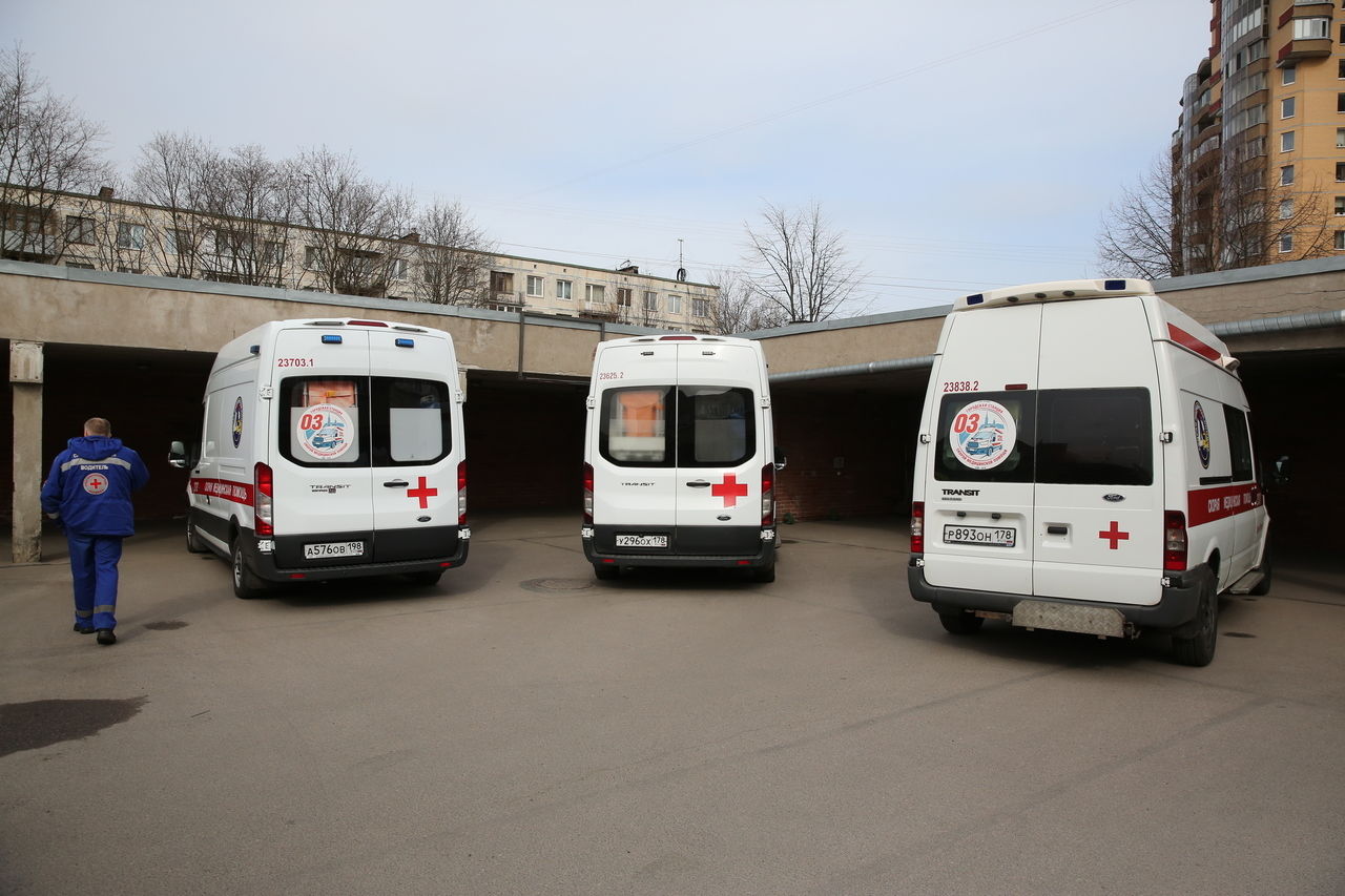 В комздраве рассказали, почему перед больницей в Пушкине третий день  собираются очереди из машин скорой помощи