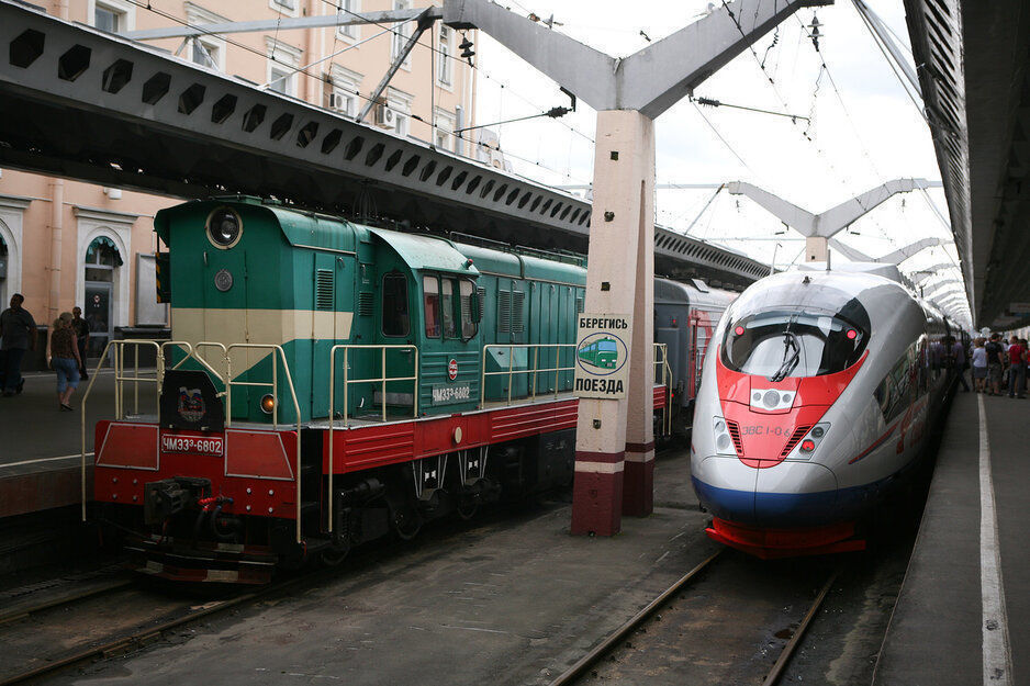 Между Чудово и Петербургом сразу пять поездов задержались из-за поломки 
